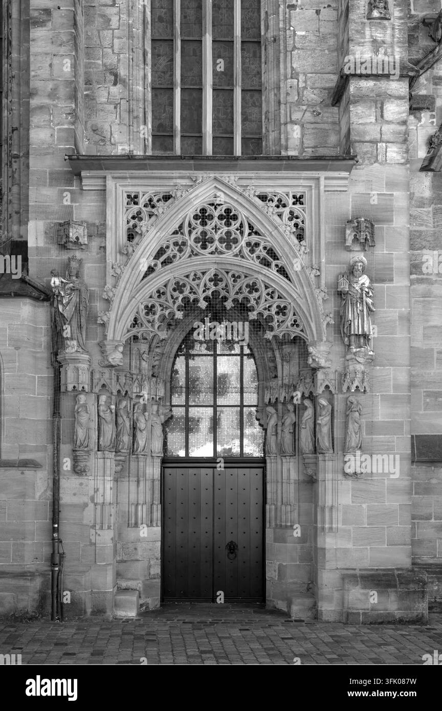 Portale nuziale con sculture delle 10 vergini, cinque sagge e cinque stolte, Chiesa di Lorenz, bianco e nero, Piazza Lorenz, Norimberga, Media Franconia Foto Stock
