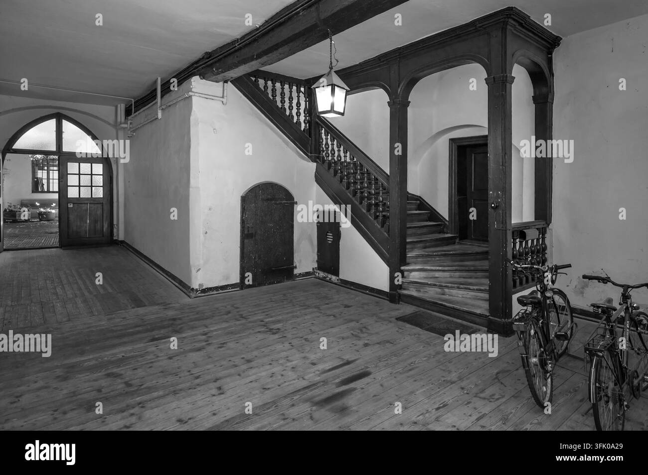 Sala d'ingresso storica di un edificio residenziale e commerciale, risale al XV secolo, bianco e nero, Albrecht-Duerer-Str, 11, Norimberga, Foto Stock