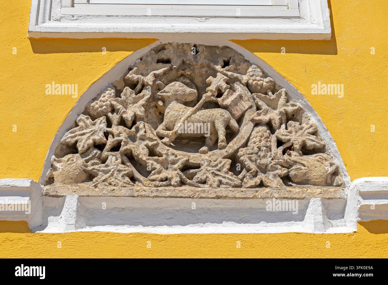 Rilievo in pietra gotico, Agnello di Dio, Agnus Dei, Kamnik, Alta Carniola, Slovenia Foto Stock