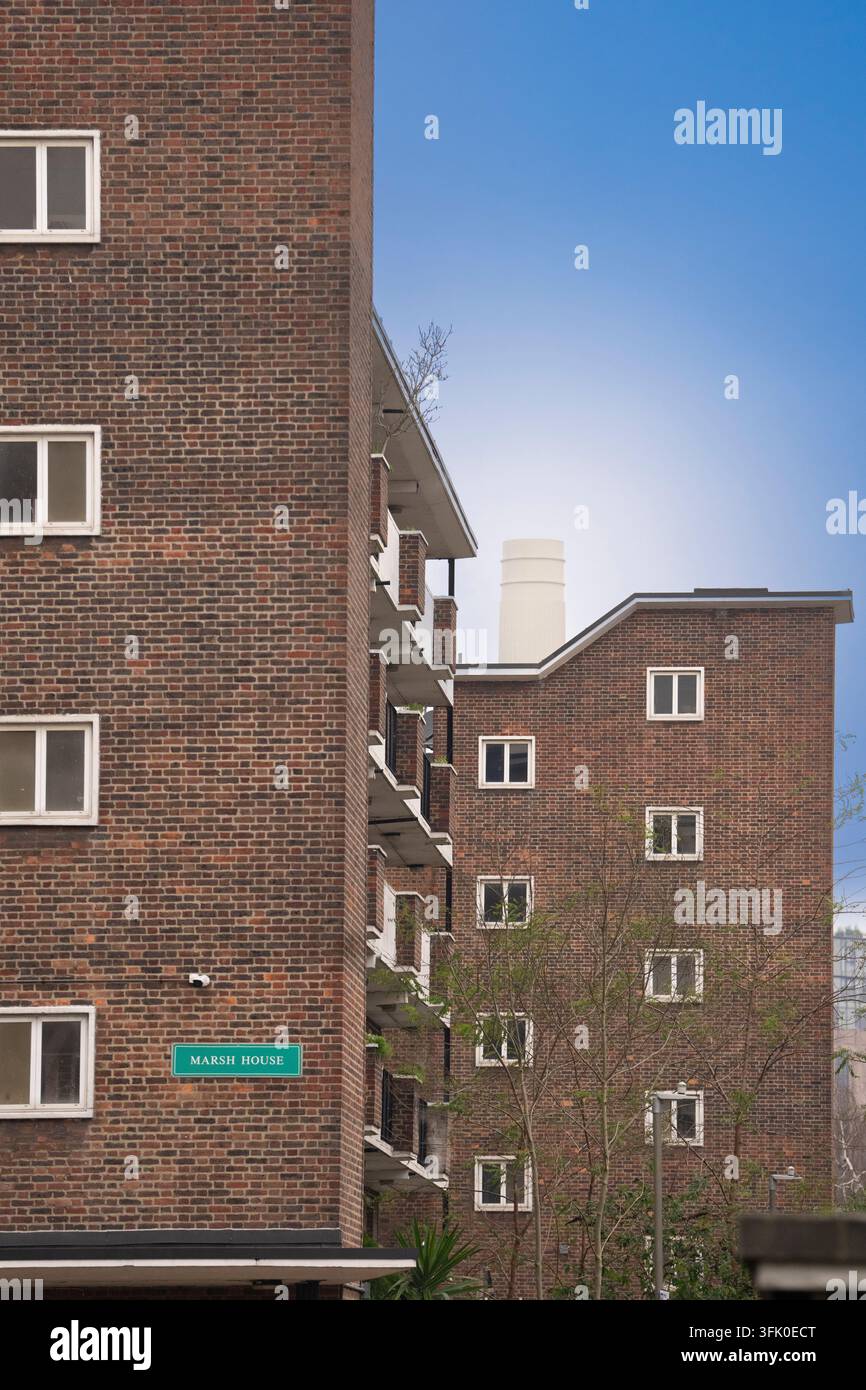 I residenti vivono nella Marsh House, un edificio residenziale che offre case vicino all’iconica centrale elettrica di Battersea a Wandsworth, Londra. Foto Stock