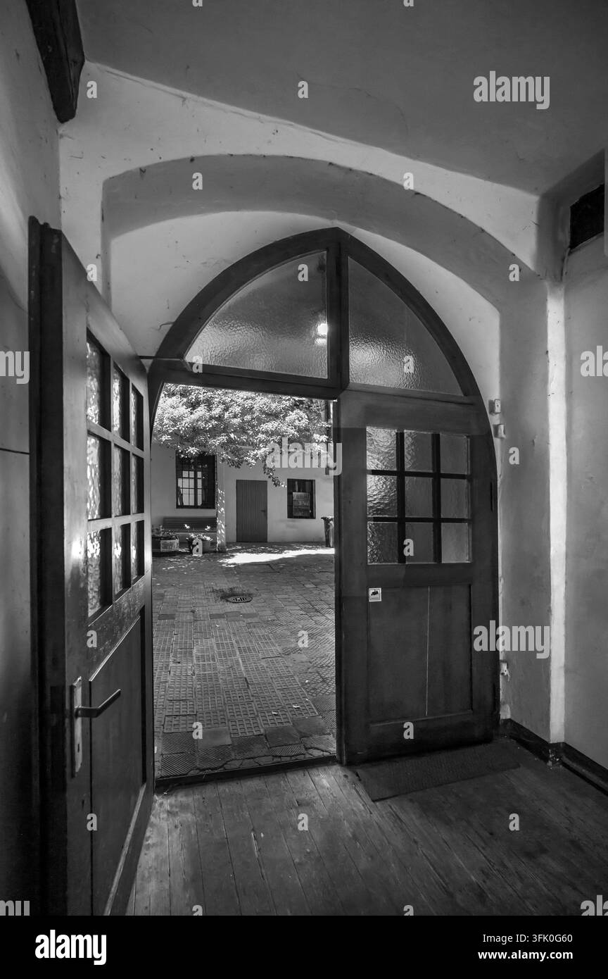 Ingresso al cortile di un edificio residenziale e commerciale storico, risalente al XV secolo, bianco e nero, Albrecht-Duerer-Str., 11 Foto Stock