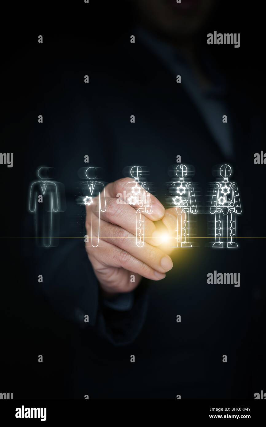 Mano che con uno stilo disegna la progressione da lavoratore umano a robot completo. Svolta dell'intelligenza artificiale, automazione della forza lavoro, evoluzione tecnologica dell'AI Foto Stock