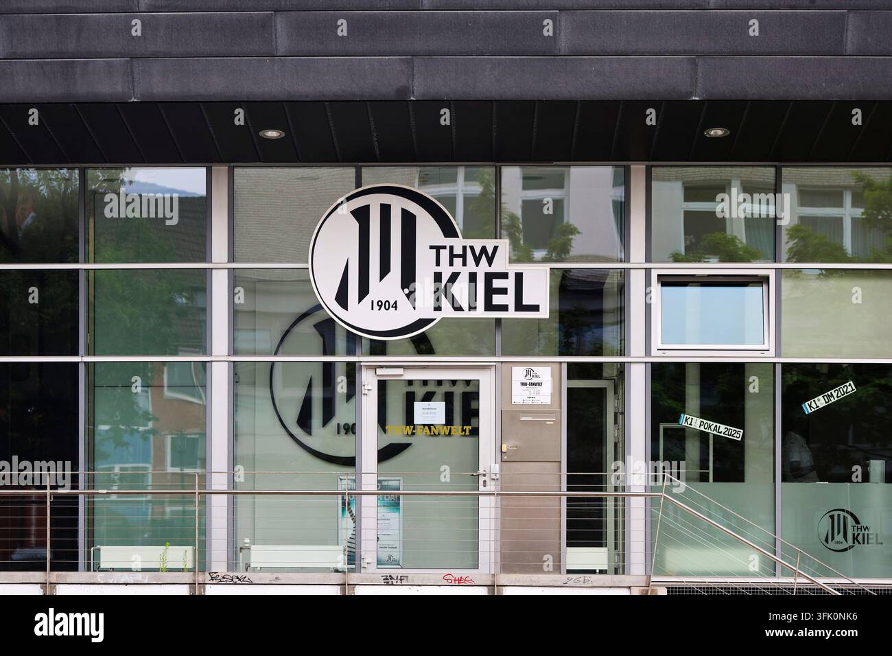 Kiel, Germania - 02. Luglio 2026: Logo della squadra di pallamano THW Kiel che indica una facciata di edificio moderno a Kiel, Germania Foto Stock