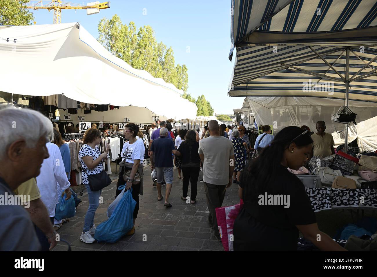 Attività di mercato vivace in un mercato settimanale italiano Foto Stock