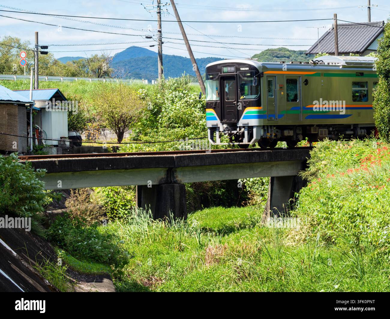 Il treno THG101 diretto a Kakegawa passa un ponte ferroviario in cemento armato a ovest della stazione di Kaminobe a Kaminobe, Iwata, Shizuoka, Giappone, il 22 settembre 20 Foto Stock