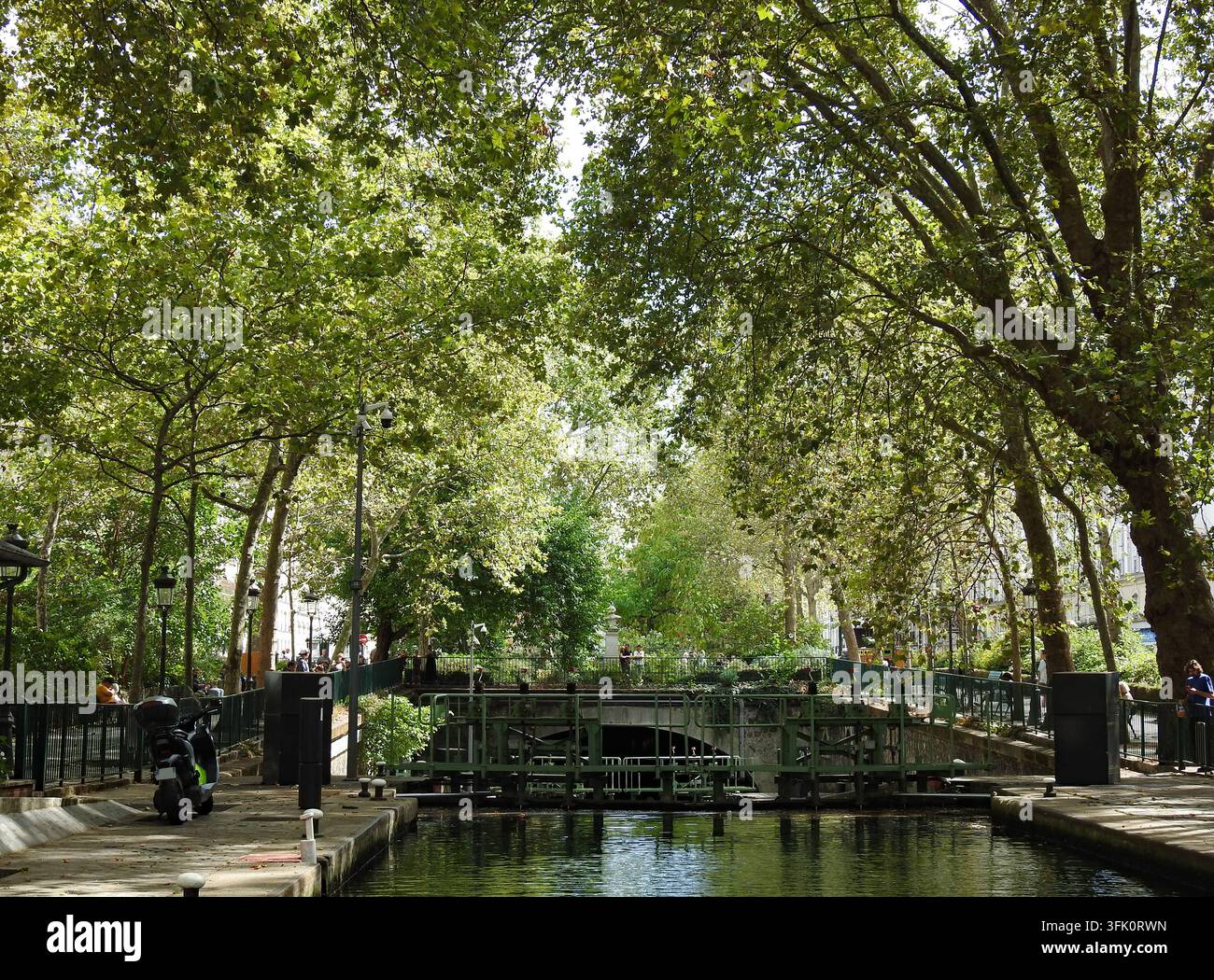 PARIGI, FRANCIA-23 AGOSTO 2026: Chiuse del Canal Saint-Martin a Parigi, Francia, prima dell'apertura, con un paesaggio acquatico urbano calmo e un'inf del canale storico Foto Stock