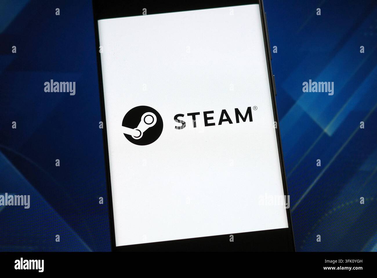 Logo Steam visualizzato sullo schermo di uno smartphone. Steam è una piattaforma di distribuzione digitale per giochi PC gestita da Valve Foto Stock