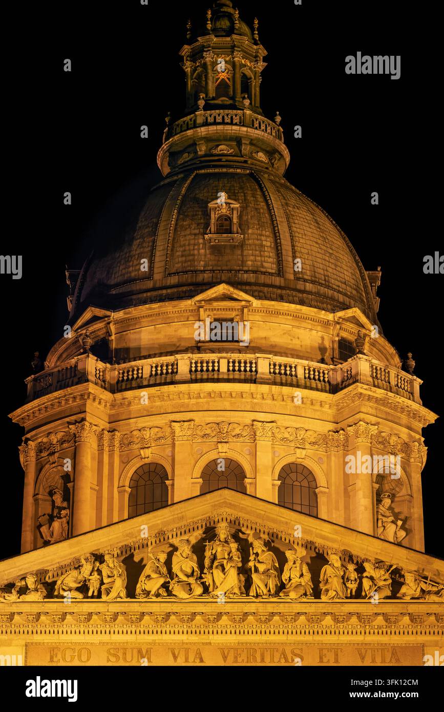 Un'iscrizione latina incisa nell'entablato si trova sotto un frontone triangolare decorato con figure a rilievo, sormontato da una grande cupola neoclassica Foto Stock