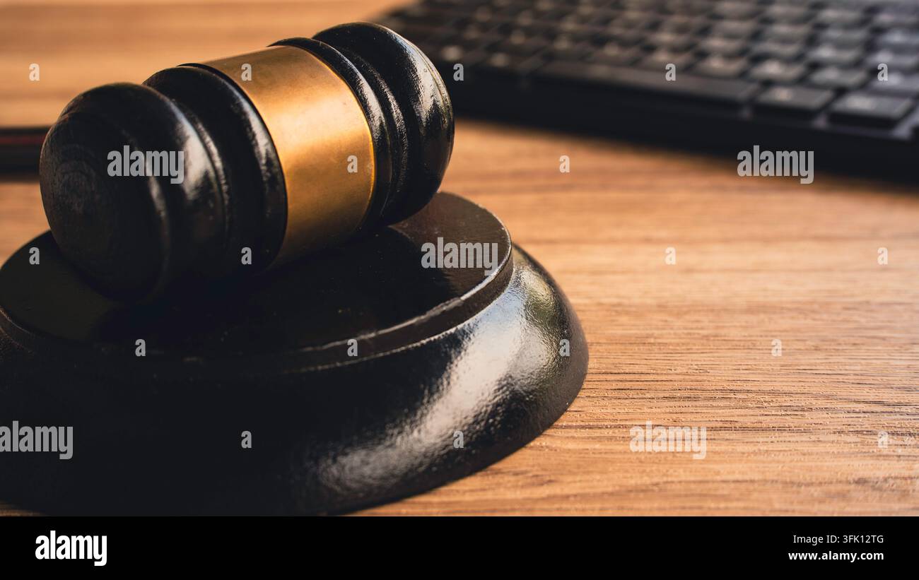 Mazzuolo di legno del giudice e tastiera di computer nera su tavolo da ufficio per il concetto di diritto digitale Foto Stock