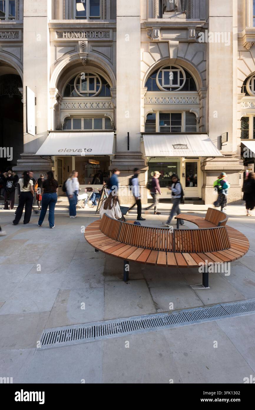 I pedoni passano davanti ai negozi al Royal Exchange di Londra, pendolarizzando e facendo acquisti fuori dal monumento storico. Foto Stock