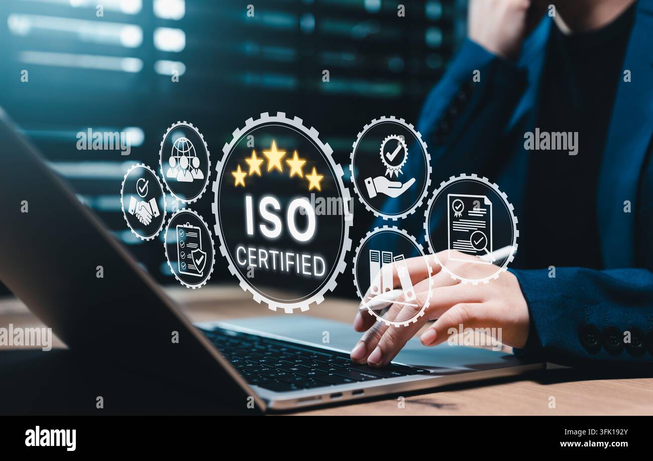 Concetto di certificazione ISO e gestione della qualità. Donna d'affari che utilizza un laptop con icone per conformità, audit, standard, documentazione, assicurazione Foto Stock