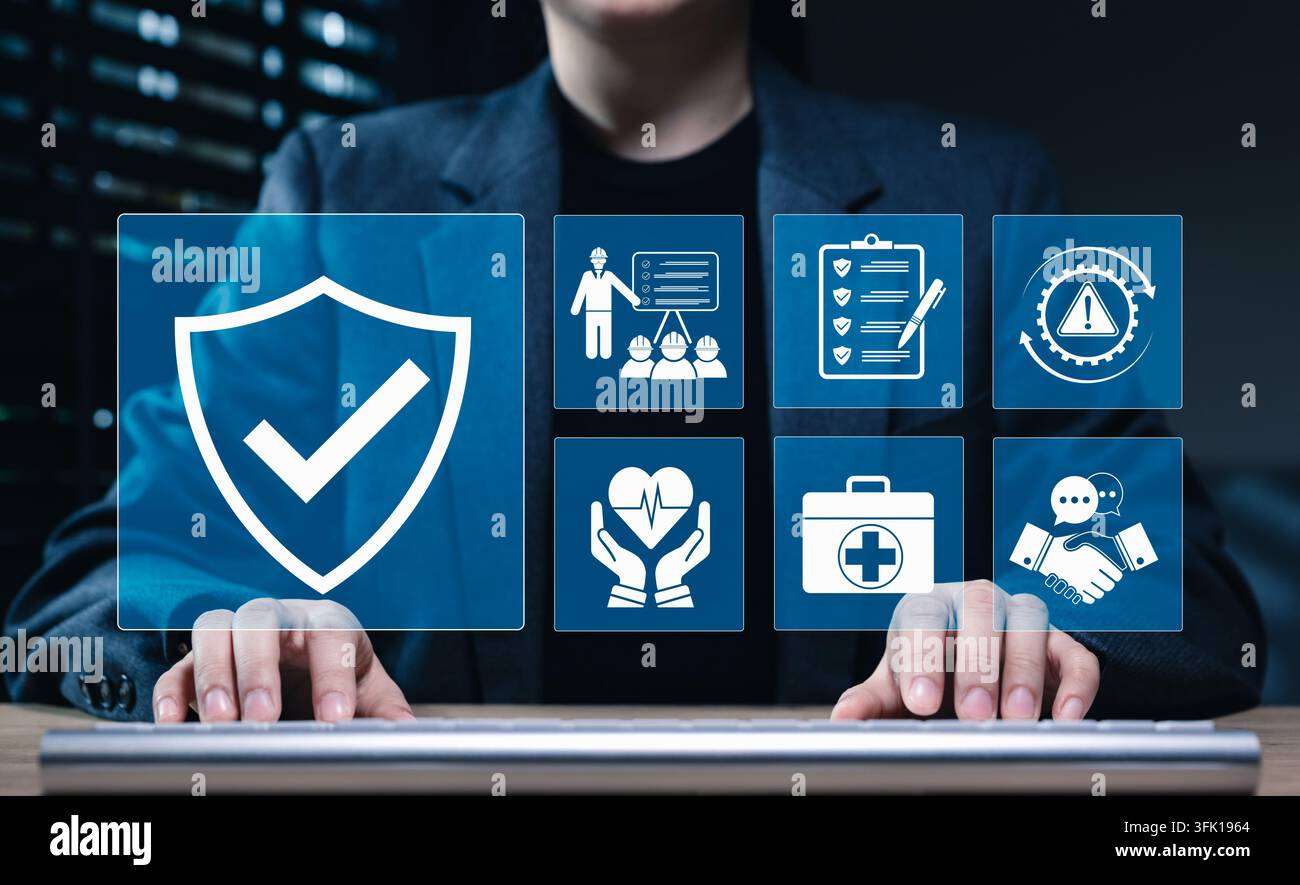 Concetto di sicurezza sul lavoro. Donna d'affari che digita su una tastiera con icone per la sicurezza sul lavoro, la lista di controllo della salute, la gestione dei rischi e la conformità. Foto Stock