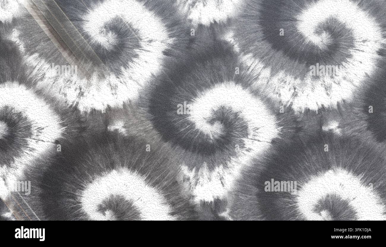 Un classico design in bianco e nero tie-dye con motivi a spirale ripetuti, che offre un'estetica audace e moderna per la moda o l'arredamento interno. Foto Stock