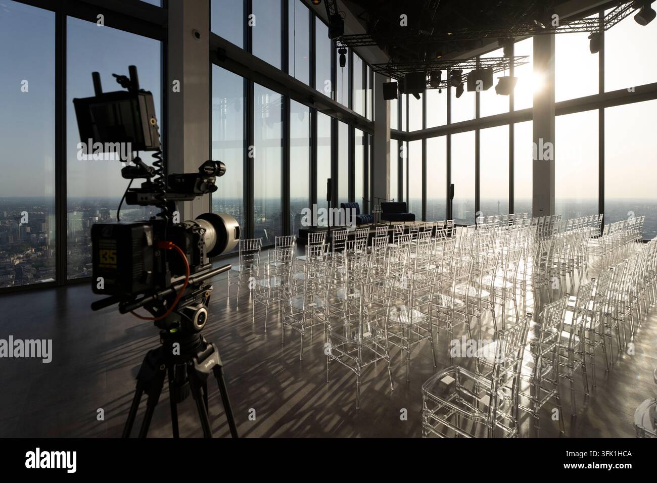 Una troupe allestisce una telecamera per filmare un colloquio a Horizon 22 all'interno del 22 Bishopsgate Building di Londra. Foto Stock