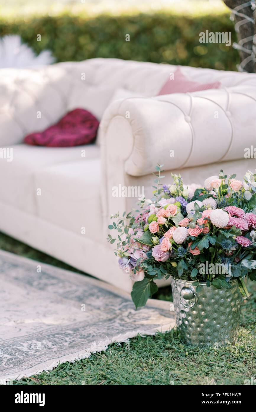 Elegante salotto all'aperto con composizione floreale pastello Foto Stock