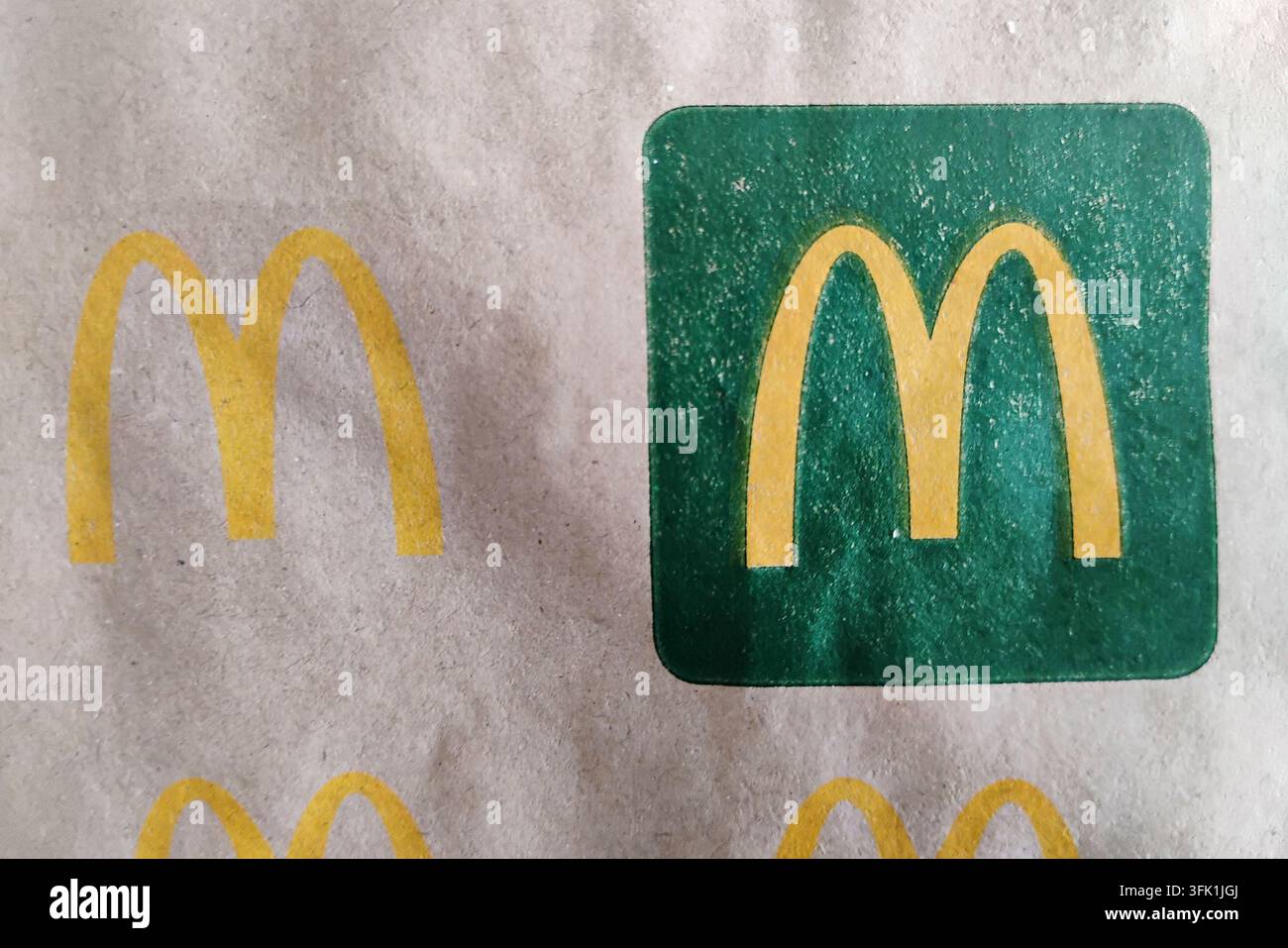McDonalds / McDonald’s / Logo / Mc Delivery / Servizio di consegna / Catena di ristoranti fast food Foto Stock