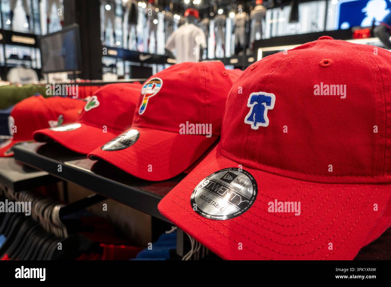 Il negozio principale della Major League Baseball a Rockefeller Center offre articoli sportivi a marchio delle squadre, New York City, USA  2026 Foto Stock