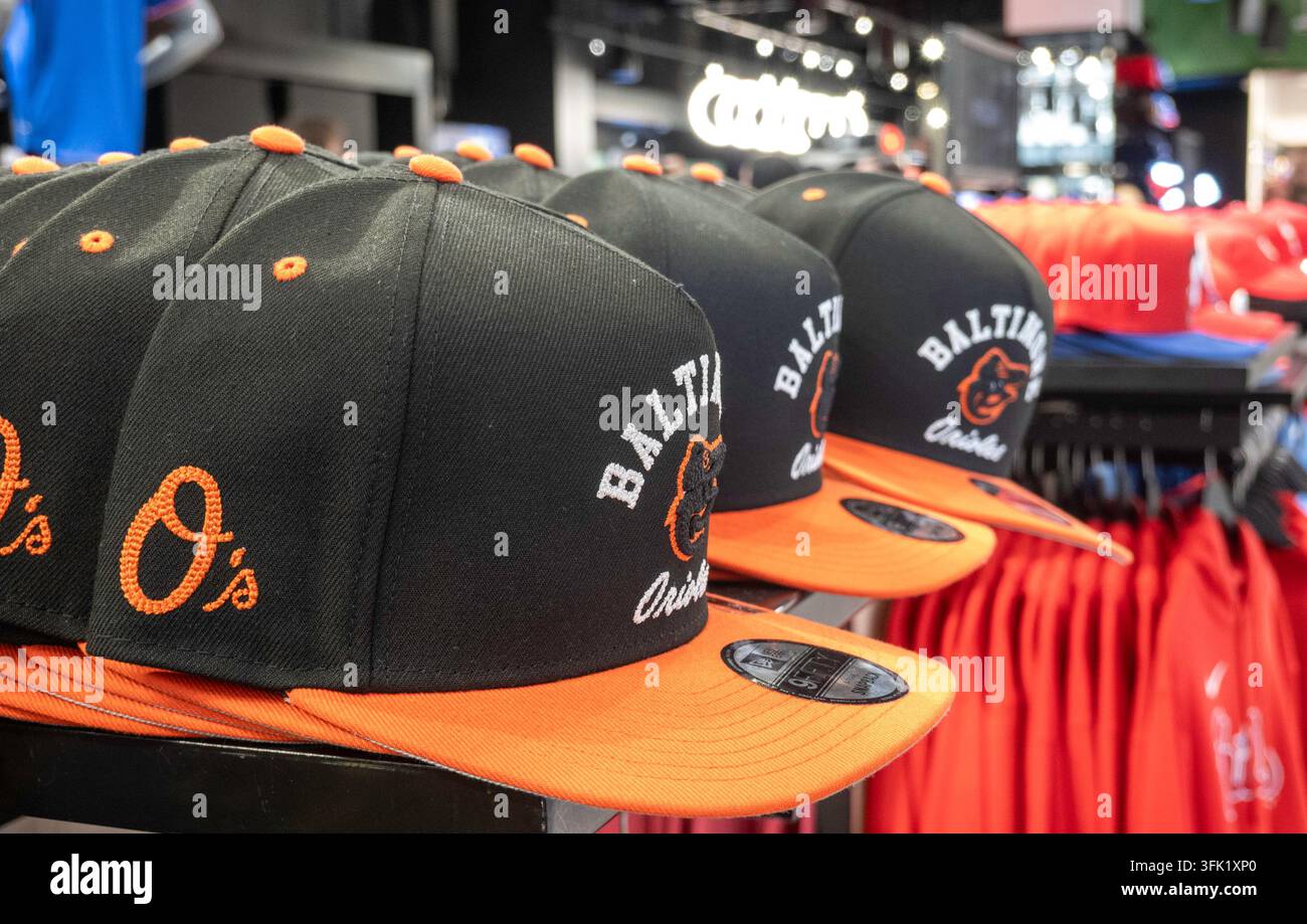 Il negozio principale della Major League Baseball a Rockefeller Center offre articoli sportivi a marchio delle squadre, New York City, USA  2026 Foto Stock