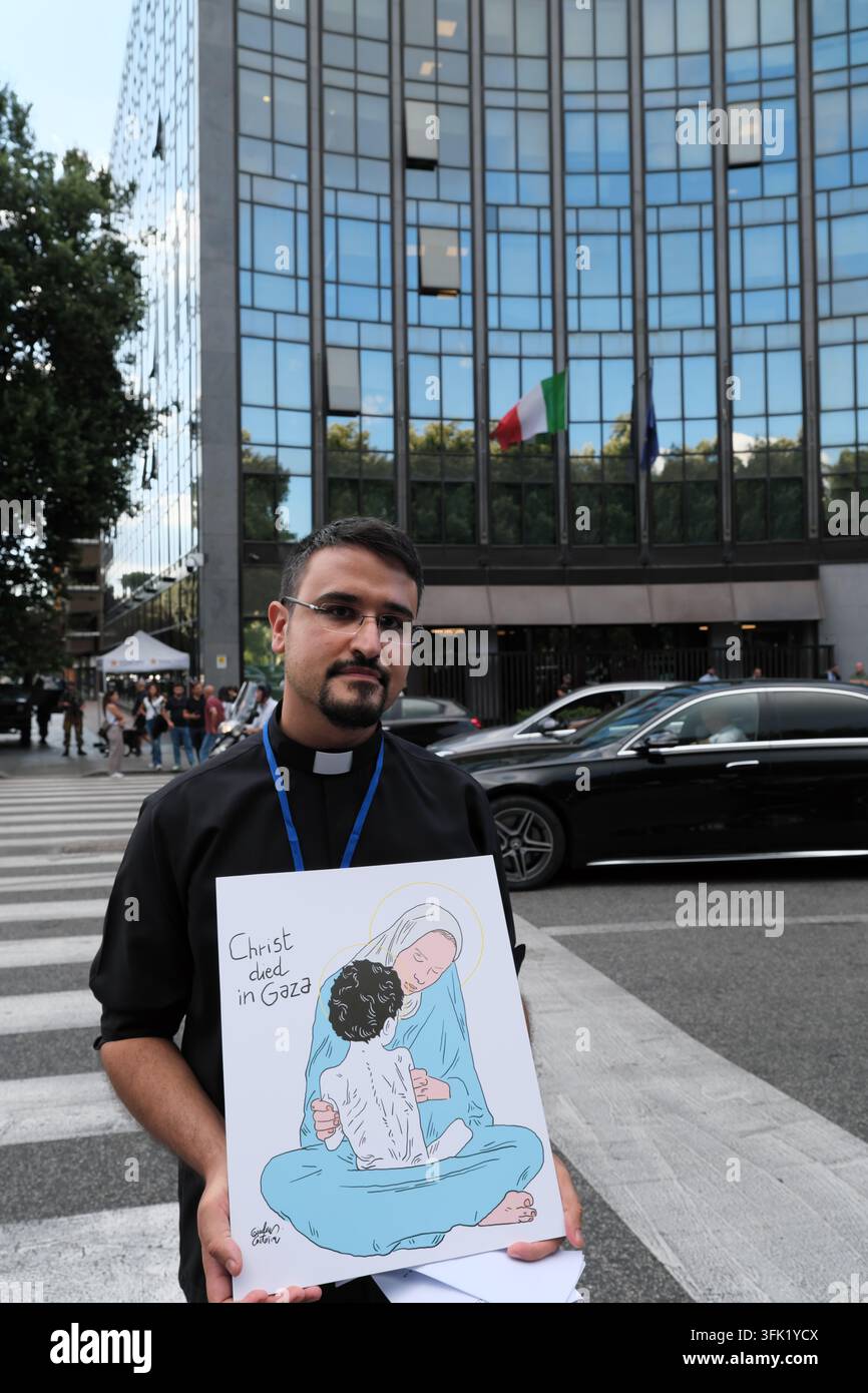 DI FRONTE ALLA SEDE DI LEONARDO S.p.A., LEADER NEL SETTORE DELLA DIFESA MILITARE, CON UN VELO CHE PORTA I NOMI DI BAMBINI PALESTINESI UCCISI Foto Stock