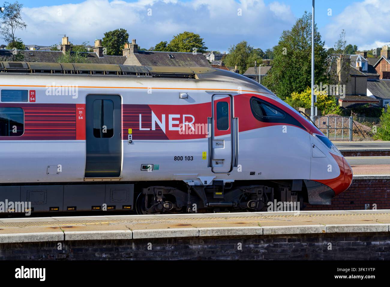 Treno LNER Azuma Class 800 103 nella stazione ferroviaria di Perth, Scozia, Regno Unito Foto Stock