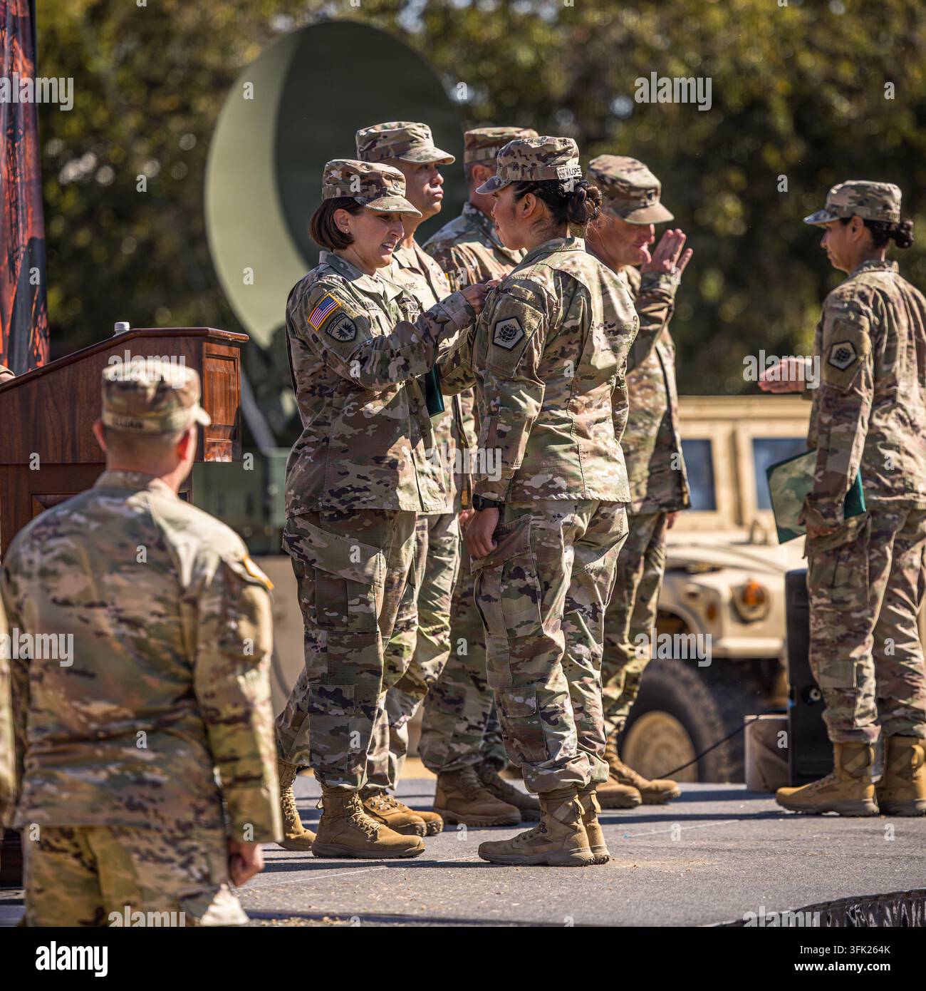 Il brigadiere generale Kimberly Hamilton, vicecomandante per il cyber del 335° Comando delle Comunicazioni, consegna un premio a un soldato durante la cerimonia di benvenuto per il 319° Battaglione Spedizione delle Comunicazioni al Centro di Riserva dell'Esercito B.T. Collins a Sacramento, California, il 19 settembre 2026. Foto Stock