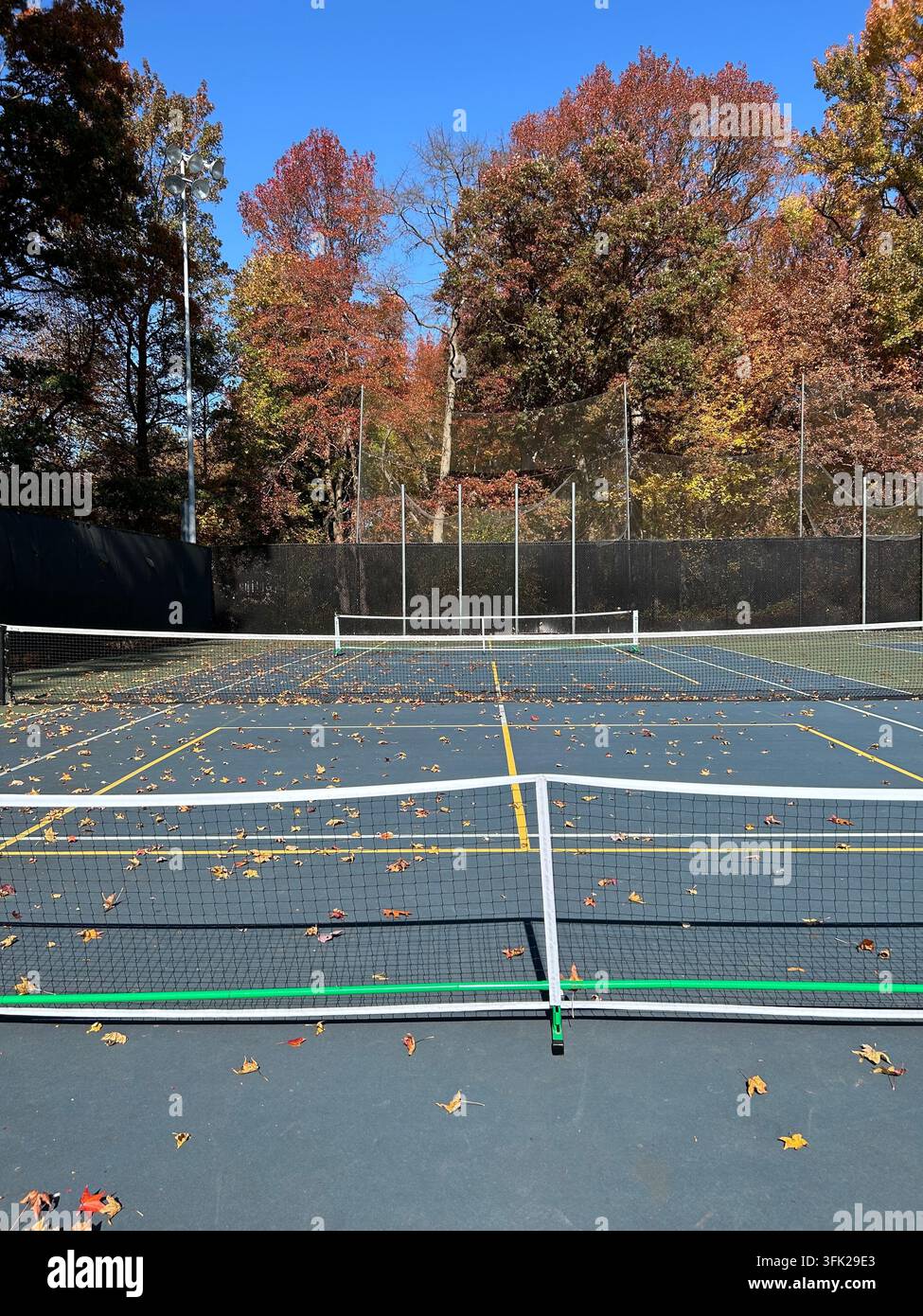 Campo da tennis nella stagione autunnale Foto Stock