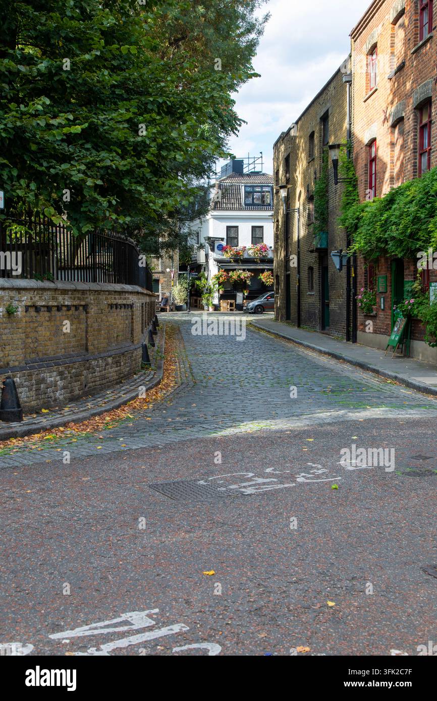 Il grazioso pub Mayflower adornato di fiori sul Tamigi a Rotherhithe, Londra, Inghilterra Foto Stock