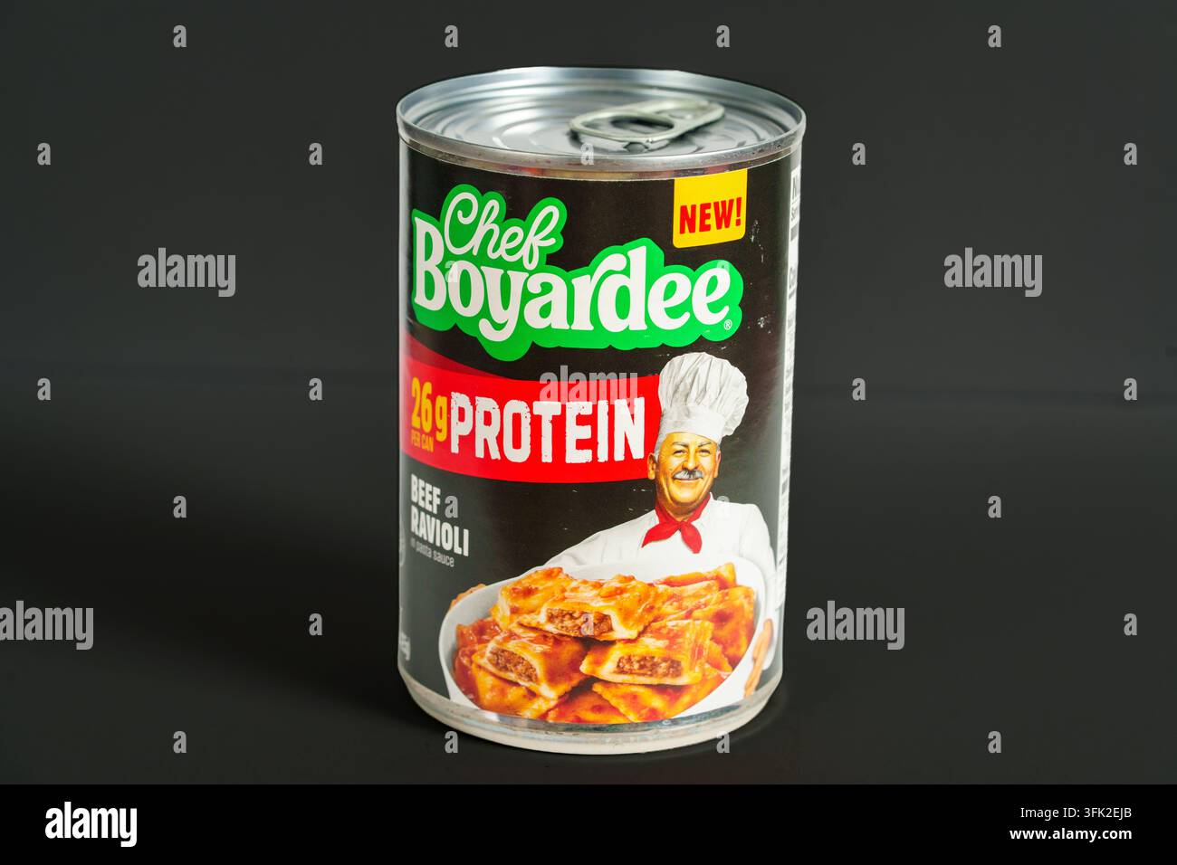 York, PA, USA – 22 settembre 2026: Una lattina di ravioli di manzo Chef Boyardee che mostra il suo alto contenuto proteico. L'etichetta evidenzia 26 grammi di prote Foto Stock