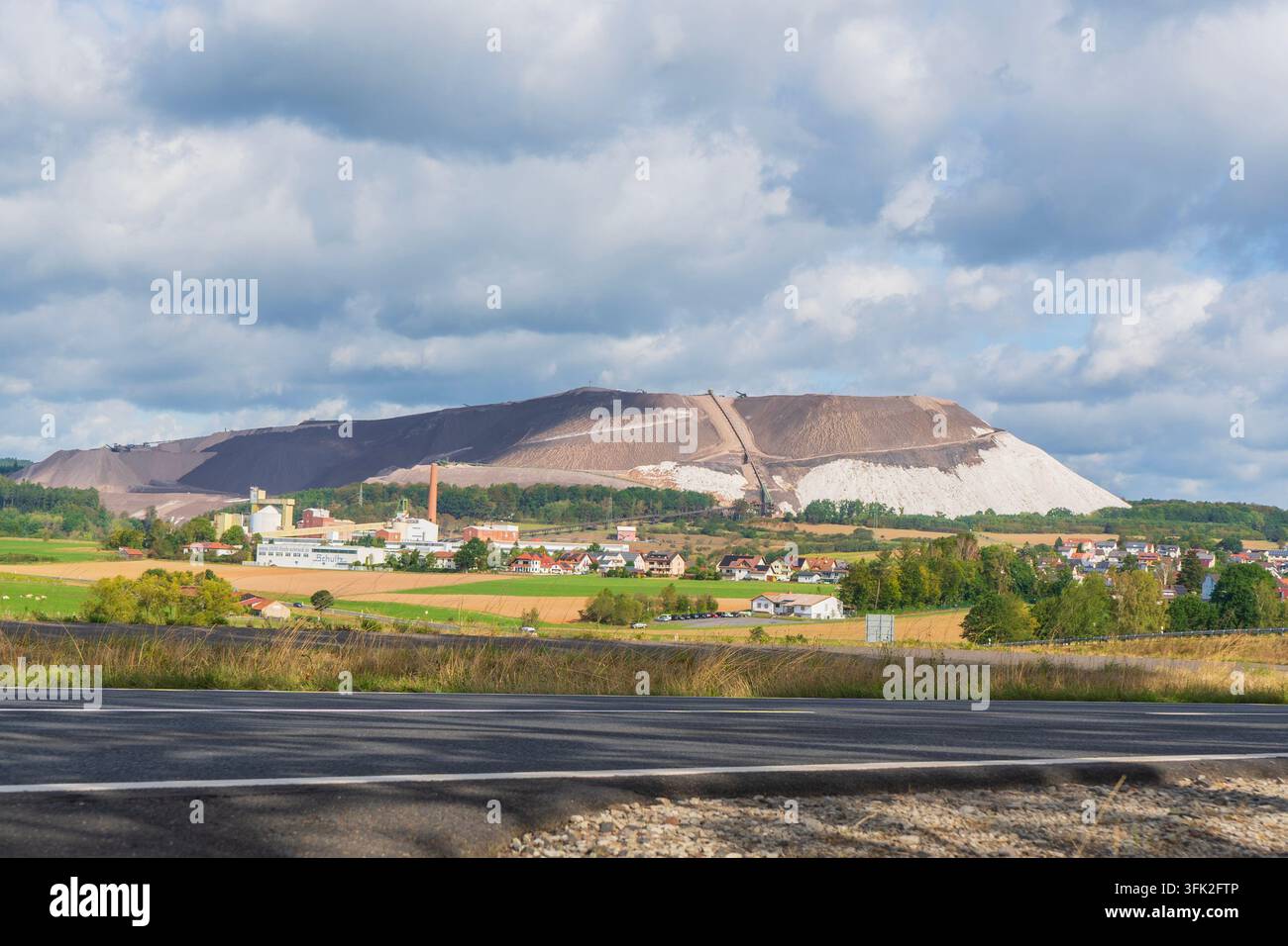 Monte Kali cumulo di rifiuti salini della fabbrica K+S Neuhof-Ellers vicino a Neuhof, Fulda, Germania, con il villaggio e i terreni agricoli circostanti, fotografato il 5 settembre 2 Foto Stock