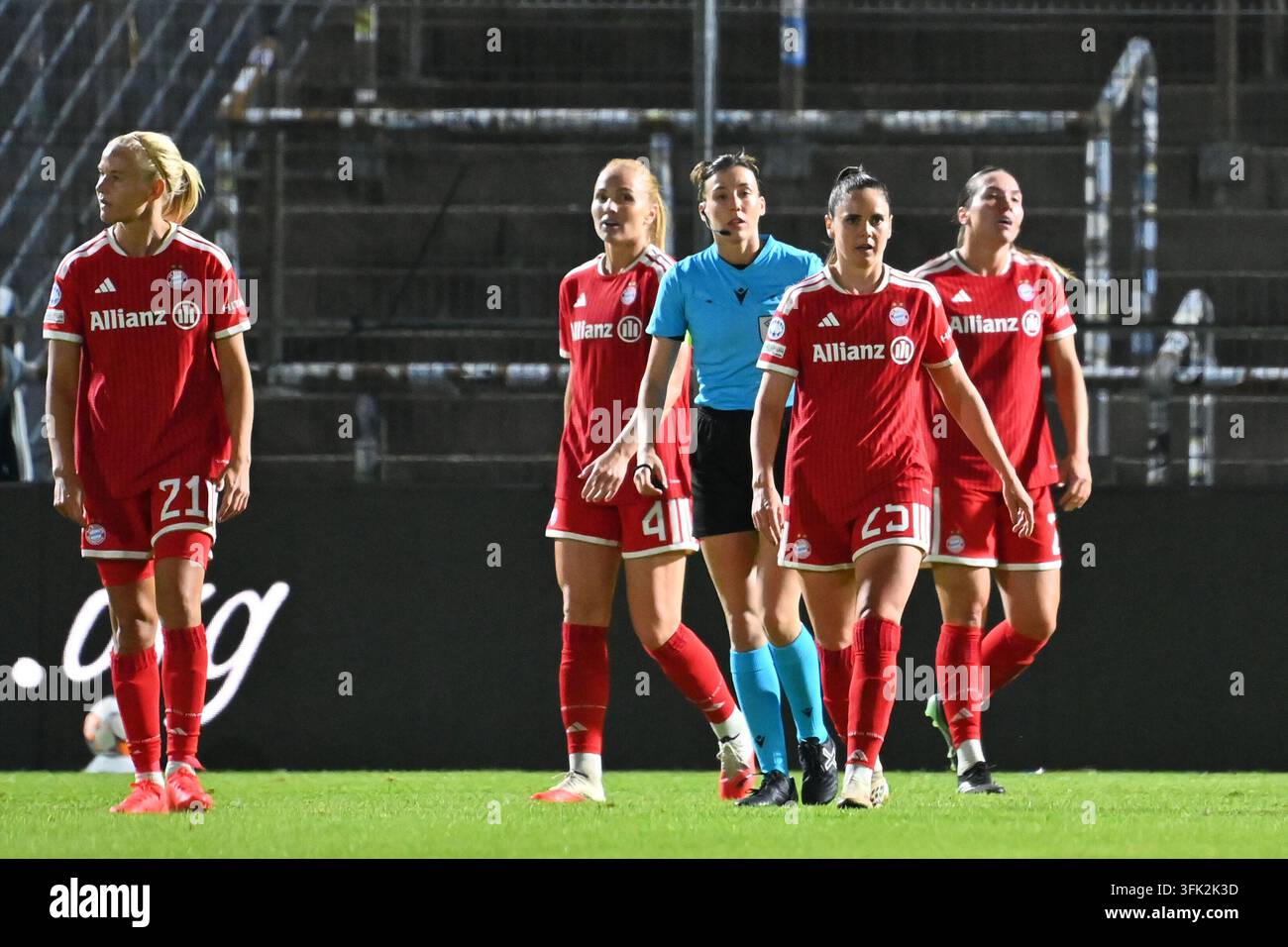 Giocatrici dopo aver subito un gol [gol subito] per il 2-2, Delusione, frustrazione, deluse, frustrate, abbattute, Campionato femminile di Champions League di calcio, fase a gironi. FC Bayern Monaco - Manchester City 2-2 il 22.09.2026 allo Sportpark Unterhaching. Foto Stock