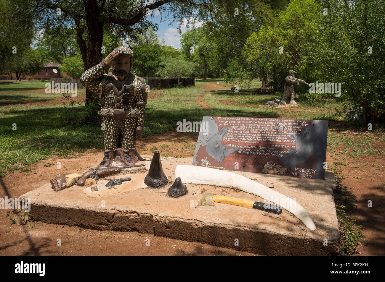 Un memoriale per i ranger anti-bracconieri sudafricani. Satara Rest Camp. Parco nazionale del Kruger, Sudafrica. Foto Stock
