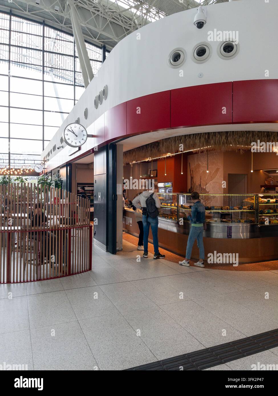 BELGRADO, SERBIA - 22 SETTEMBRE 2026: Passeggeri visitano un caffè all'interno della Stazione Centrale di Belgrado. - Immagine stock catturata con smartphone