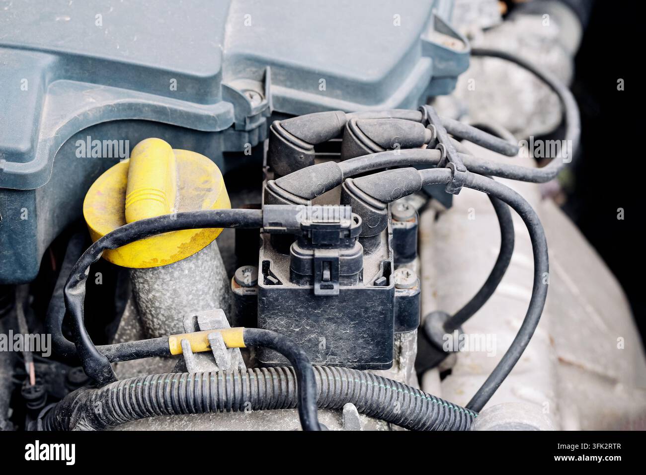 Vano motore dell'auto con tappi di servizio gialli e tubi. Sfondo automobilistico per la manutenzione, l'ispezione del motore, la riparazione e il servizio del veicolo. Foto Stock