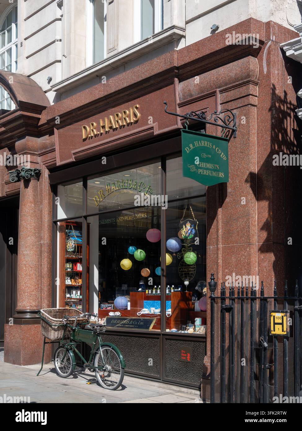 LONDRA, REGNO UNITO - 12 SETTEMBRE 2026: Esterno della farmacia D R Harris in James's Street, St James con cartello Foto Stock