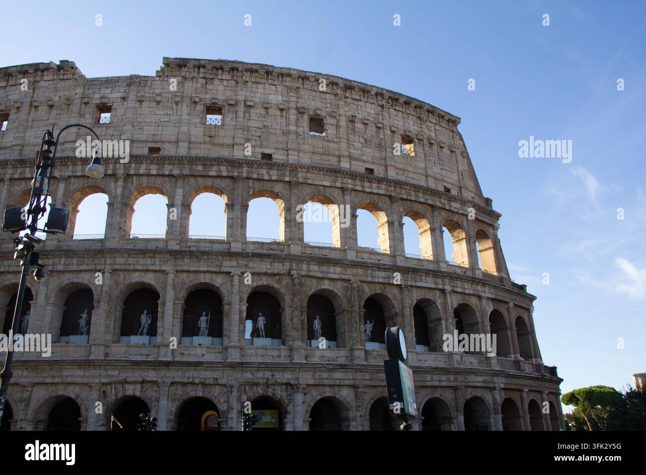 un edificio monumentale dell'Impero Romano, il Colosseo di Roma Foto Stock