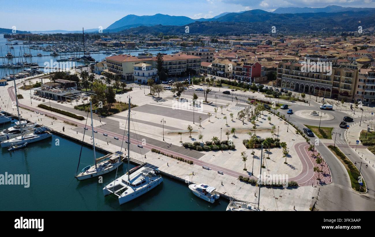 Vista aerea panoramica con droni ad angolo alto di una bellissima città costiera mediterranea e di un lussuoso porto turistico Foto Stock