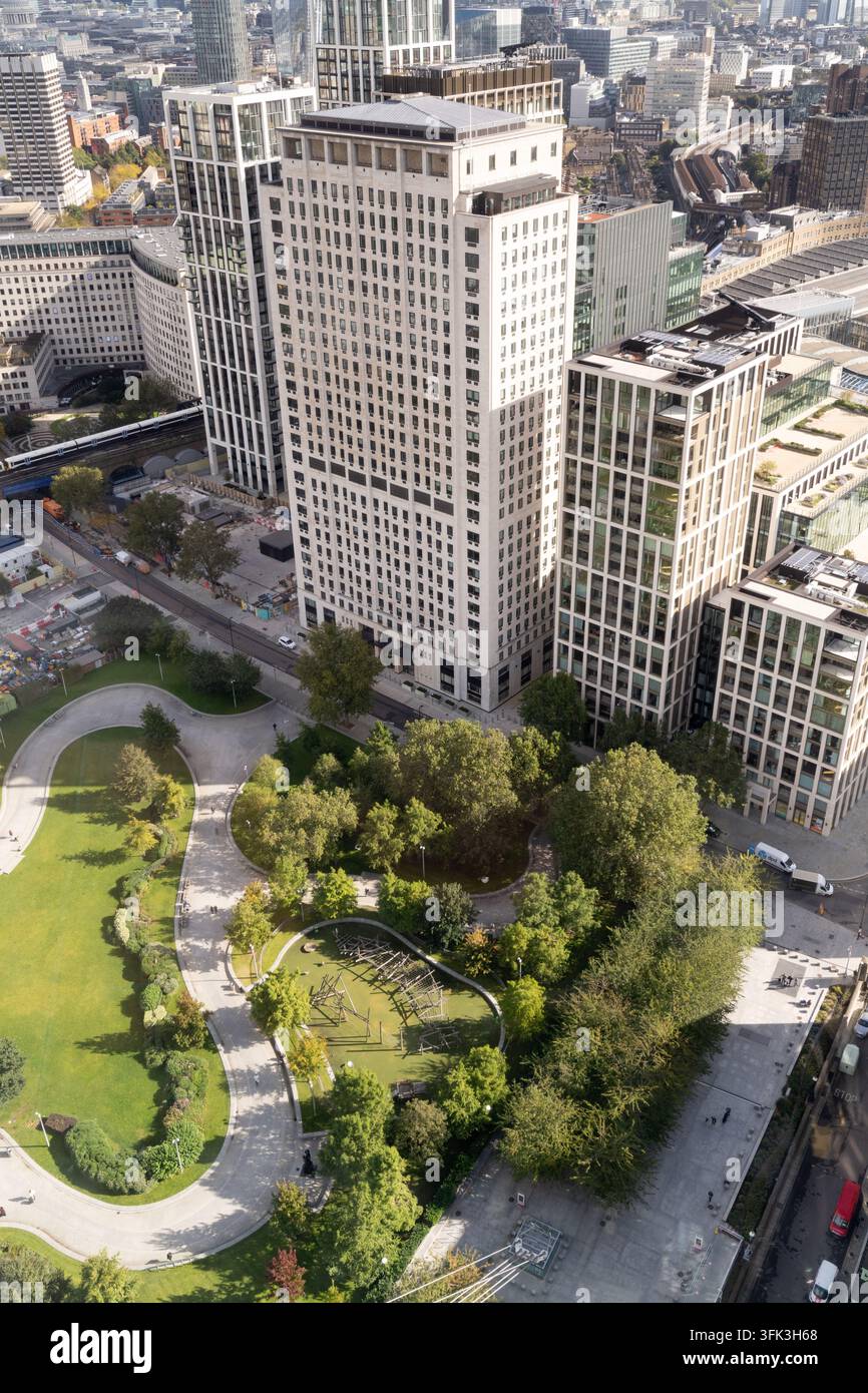 I visitatori passeggiano per i Jubilee Gardens sulla South Bank di Londra, godendosi il parco verde incorniciato dall’imponente South Bank Tower. Foto Stock