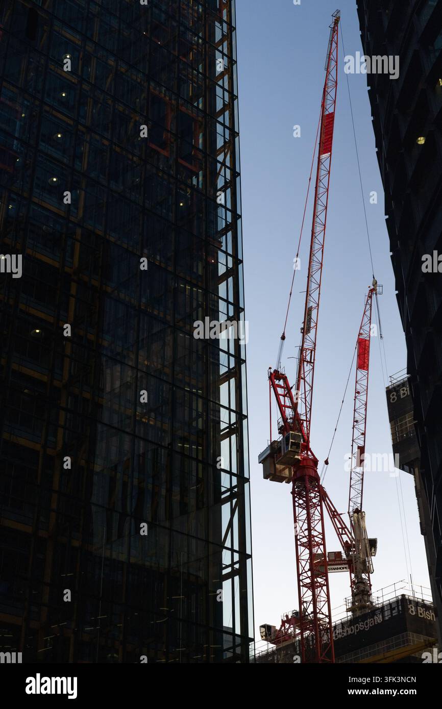Le squadre di costruzione operano con gru a torre a Londra per costruire 8 Bishopsgate accanto al The Leadenhall Building. Foto Stock