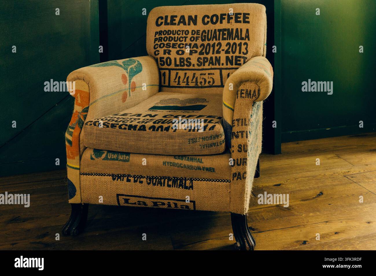 Una poltrona unica realizzata con sacchi di caffè riciclati si trova dentro Farm W5, un accogliente caffè situato a Ealing, Londra. Foto Stock