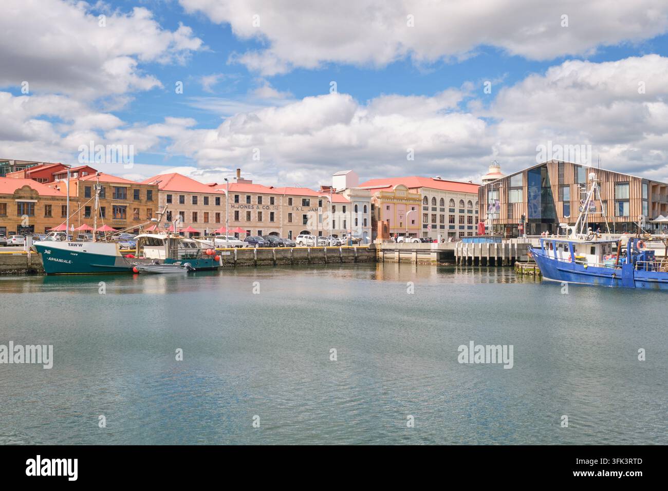 Pescherecci ormeggiati nell'area portuale centrale del centro città. Vecchi edifici restaurati costeggiano l'area. A Hobart, Tasmania, Australia. Foto Stock
