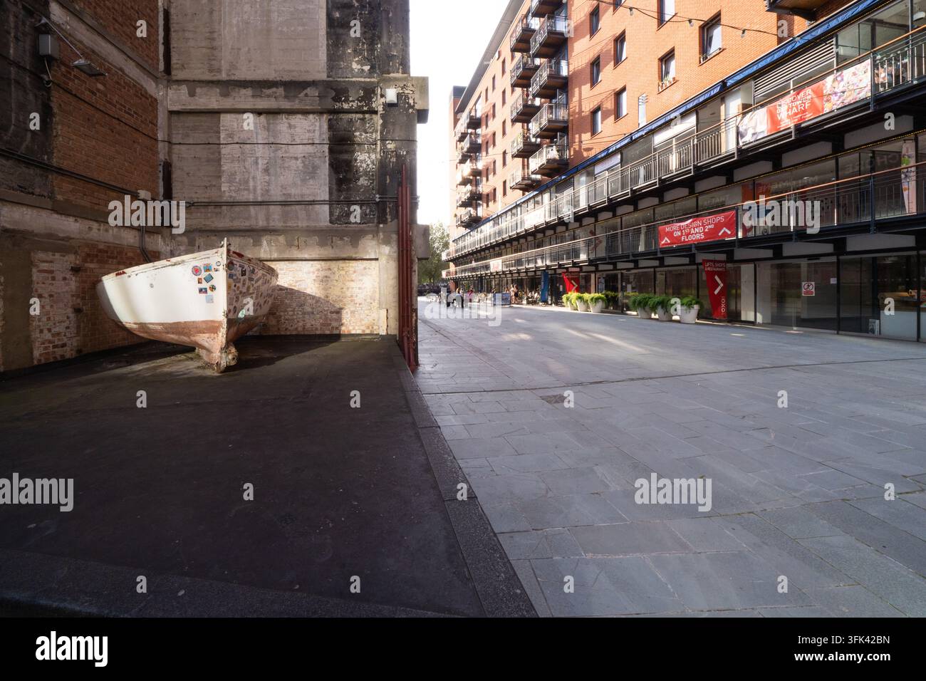 Una barca riposa all'Oxo Tower Wharf di Londra. Questo punto di riferimento della South Bank presenta il Bargehouse, un centro per il design indipendente, l'arte e la ristorazione. Foto Stock