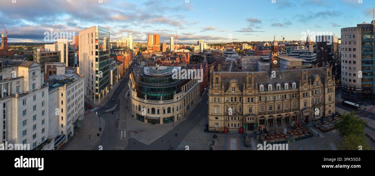 Panorama all'alba su Piazza della Città di Leeds e l'area della stazione Foto Stock