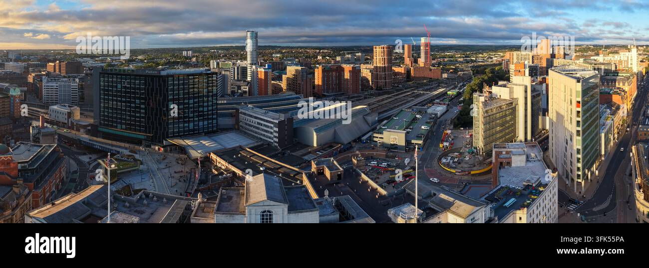 Panorama aereo della Stazione Ferroviaria di Leeds e di Bridgewater Place all'alba Foto Stock