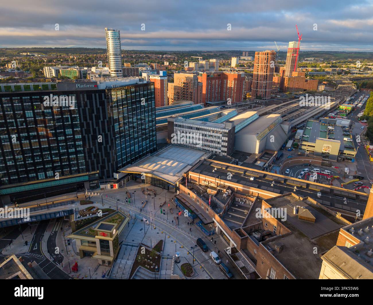 Immagine aerea dell'ingresso della Stazione Ferroviaria di Leeds e dello skyline lontano all'alba Foto Stock