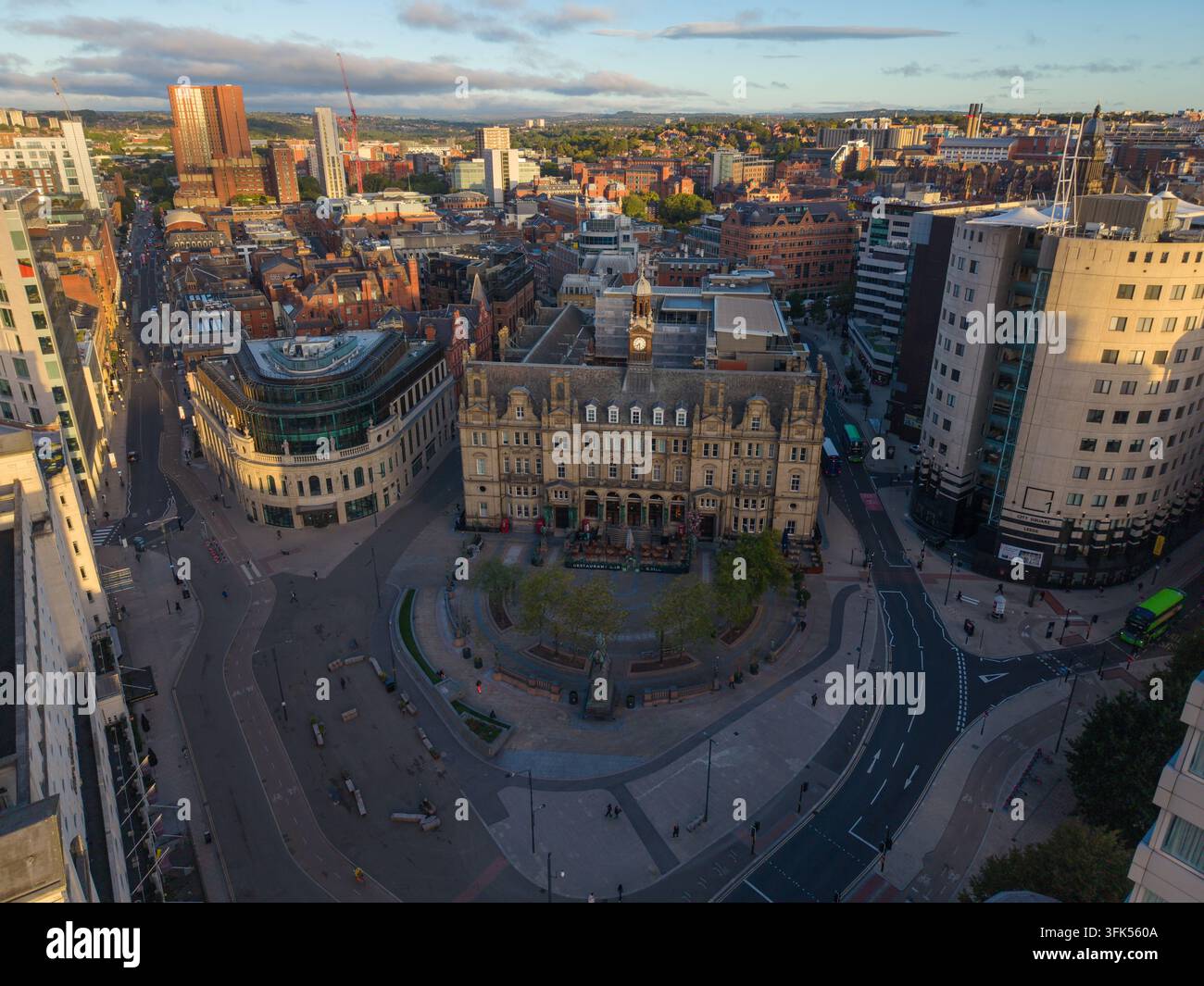 Immagine aerea di Piazza della Città di Leeds e del paesaggio urbano all'alba Foto Stock