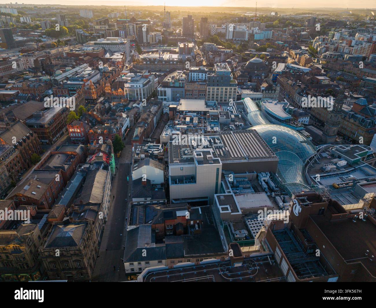 Immagine aerea dei tetti del centro città di Leeds e della cupola di vetro di Trinity all'alba Foto Stock