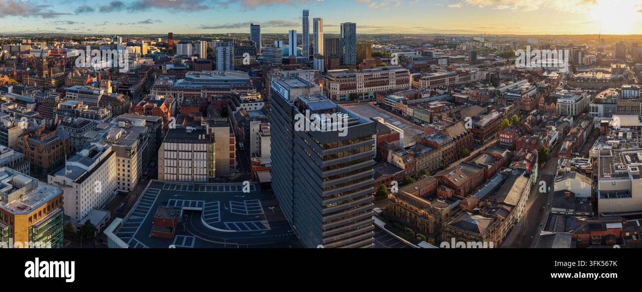 Panorama aereo del centro città di Leeds e dello skyline urbano all'alba Foto Stock