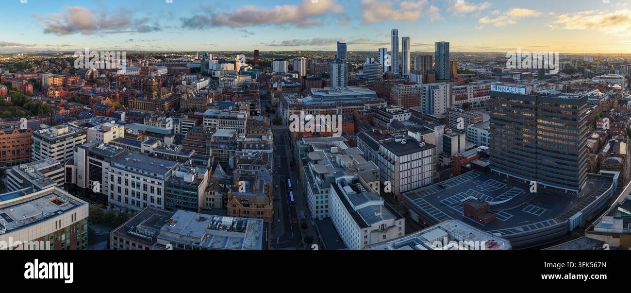 Panorama aereo dello skyline e delle strade urbane del centro città di Leeds all'alba Foto Stock