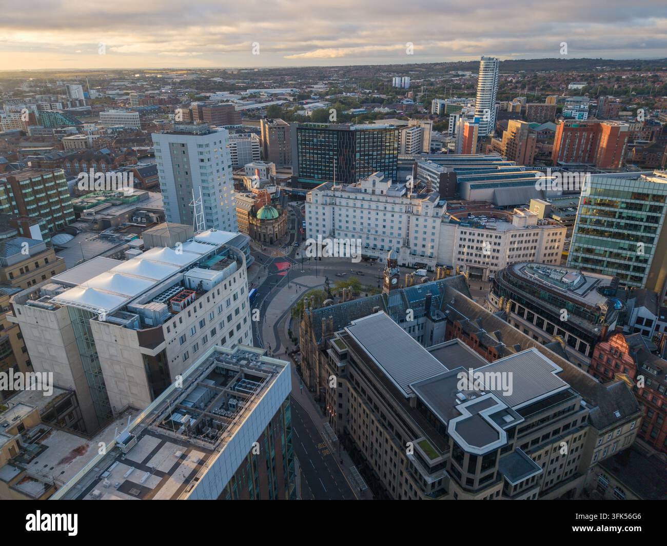 Immagine aerea di Piazza della Città di Leeds e tetti urbani all'alba Foto Stock