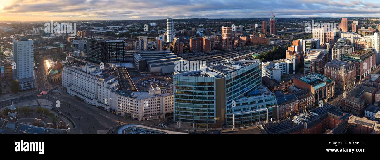 Panorama aereo della Stazione Ferroviaria di Leeds e dello skyline urbano all'alba Foto Stock